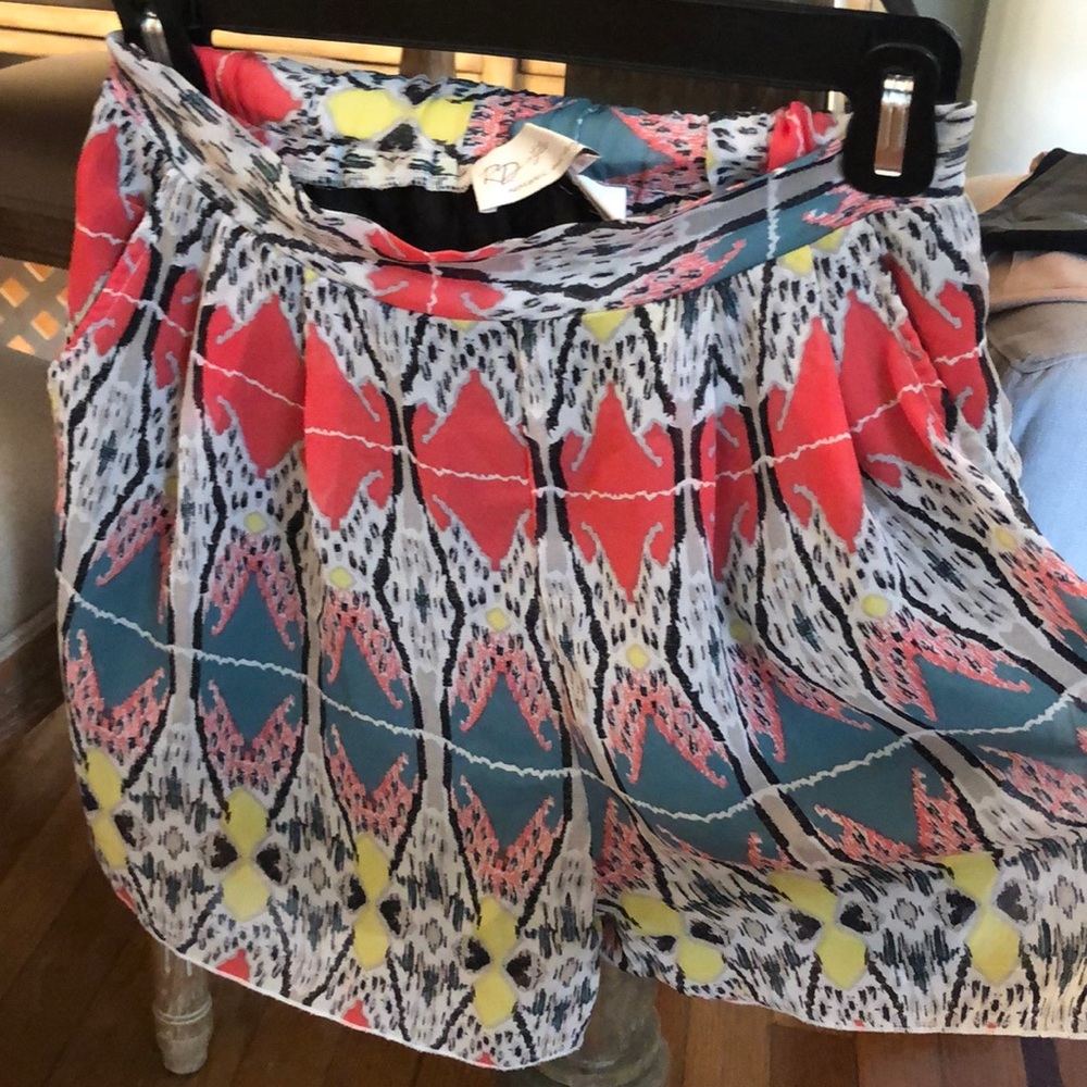 Cute Flowy Pattern Shorts - Picture 3 of 4
